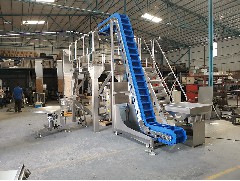 Vertical granule bag-making packaging machine has a wide range of applications